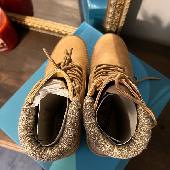 NWT 👍 Ladies Boots in 6 1/2. Never worn in box! - Picture 2 of 5